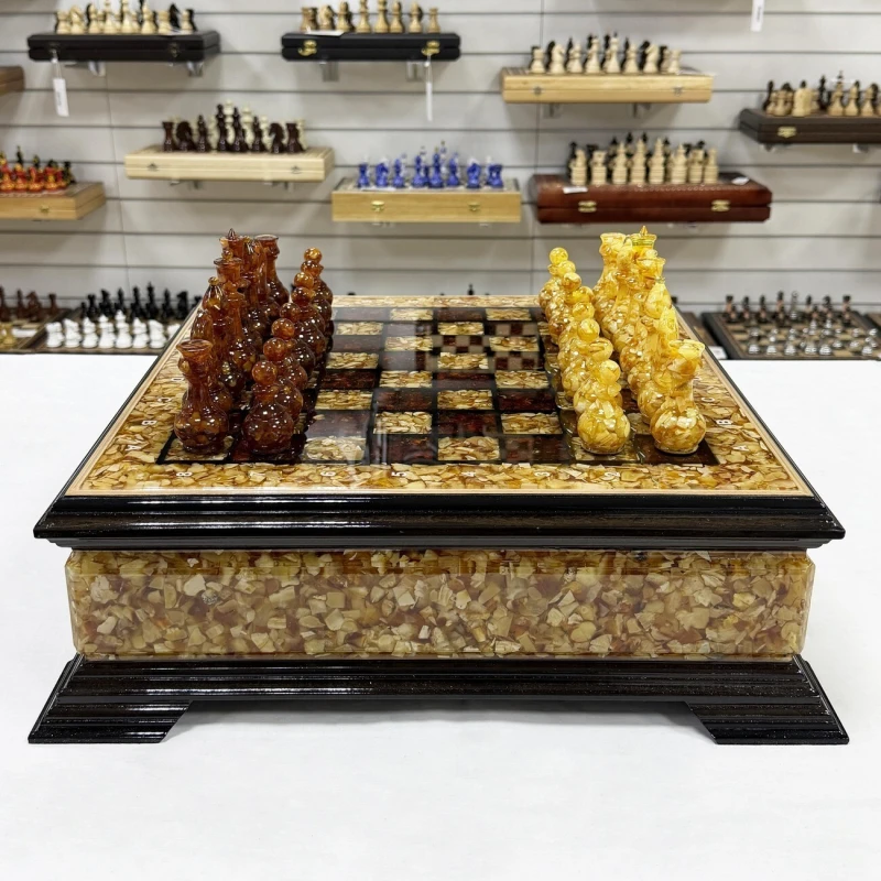 Шахматы из янтаря и бука в ларце с выдвижными ящиками 47 см