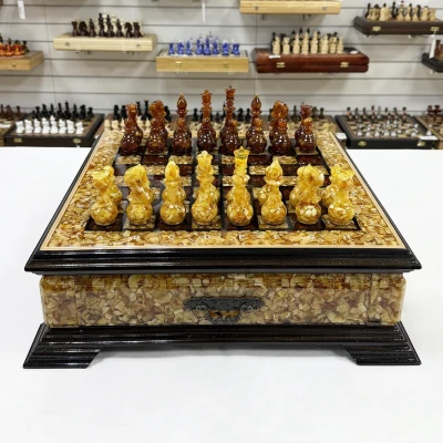 Шахматы из янтаря и бука в ларце с выдвижными ящиками 47 см