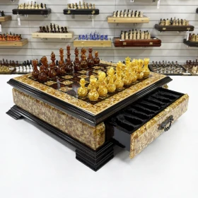 Шахматы из янтаря и бука в ларце с выдвижными ящиками 47 см