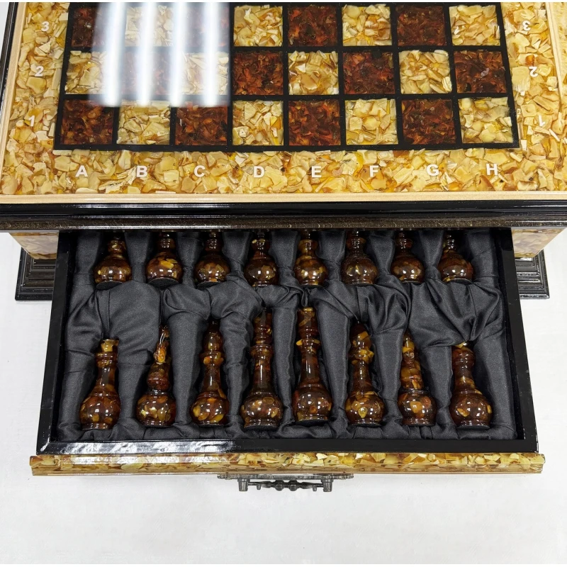 Шахматы из янтаря и бука в ларце с выдвижными ящиками 47 см