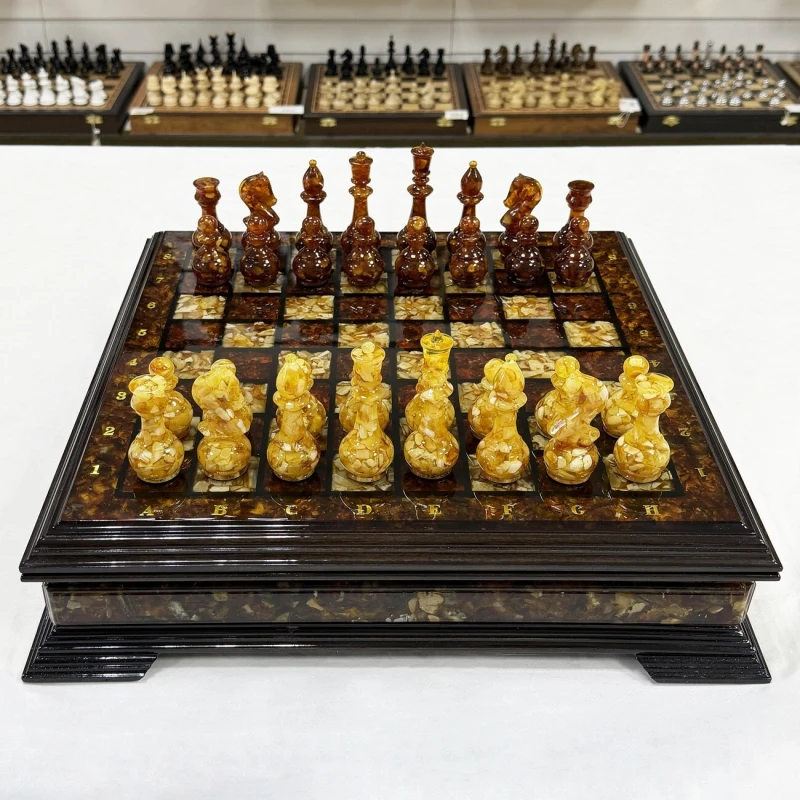 Шахматы из янтаря в ларце большие 47 см