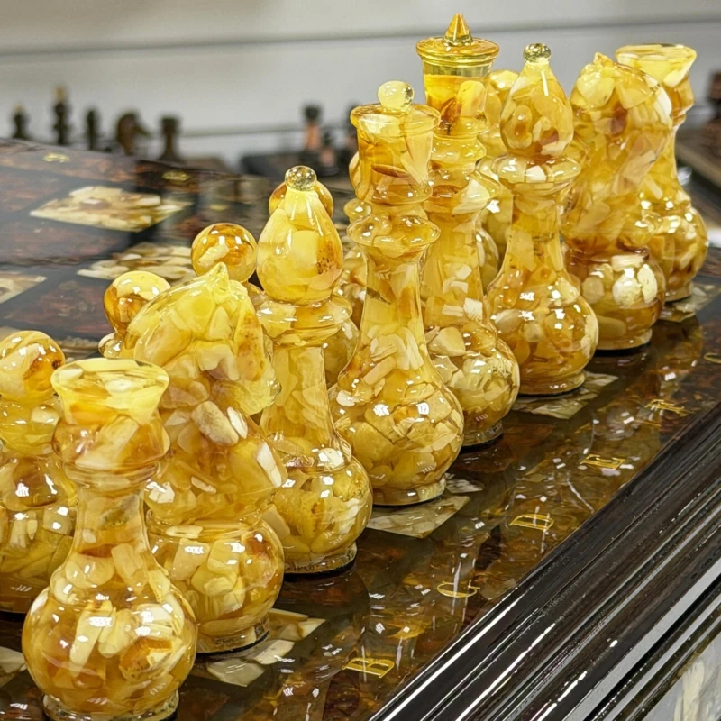 Шахматы из янтаря в ларце большие 47 см