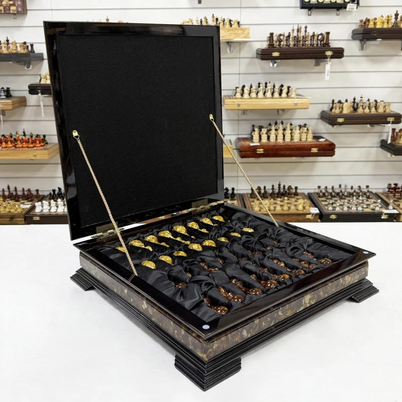 Шахматы из янтаря в ларце большие 47 см