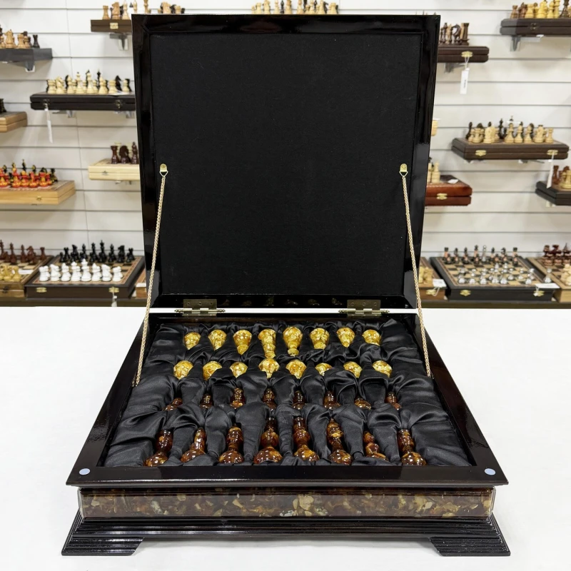 Шахматы из янтаря в ларце большие 47 см