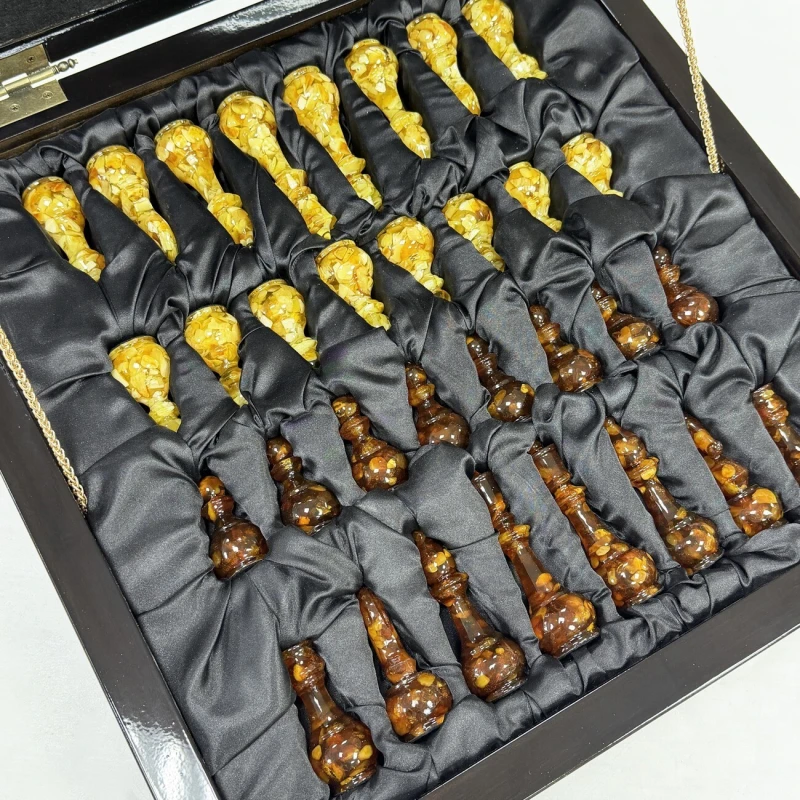 Шахматы из янтаря в ларце большие 47 см