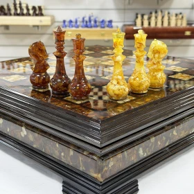 Шахматы из янтаря в ларце большие 47 см
