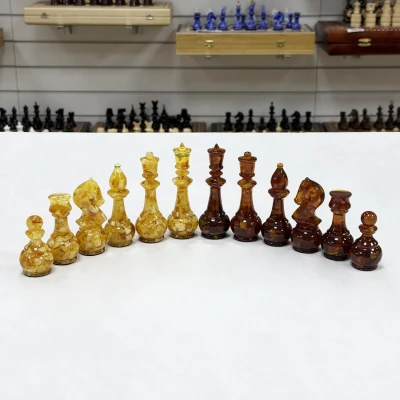Шахматные фигуры из янтаря