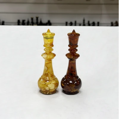 Шахматные фигуры из янтаря