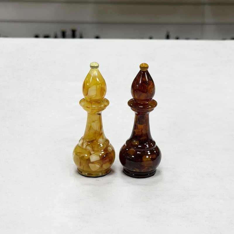 Шахматные фигуры из янтаря