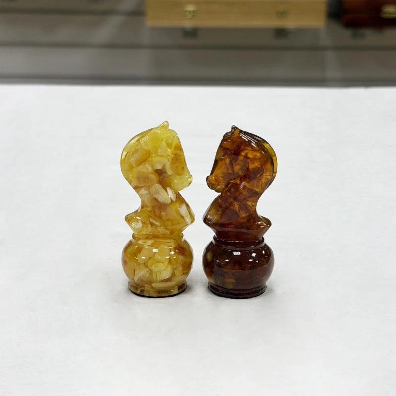 Шахматные фигуры из янтаря